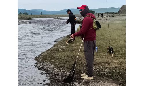 Тамирын голоос 52 см урт зэвэг загас барьжээ