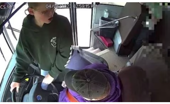 13 настай хүү жолоодлогогүй болсон сургуулийн автобусыг зогсоож чаджээ