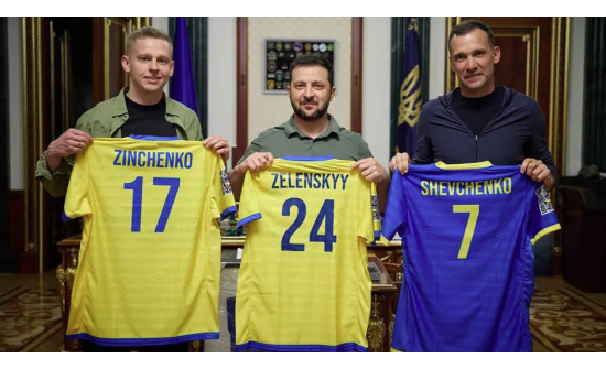 Украины хөлбөмбөгийн од Александр Зинченко дайнаас хойш эх орондоо анх удаа очив