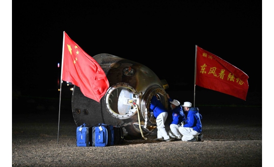 “Shenzhou 18” хөлгийн багийнхан өнгөрөгч шөнө Өвөр Монголд буулаа