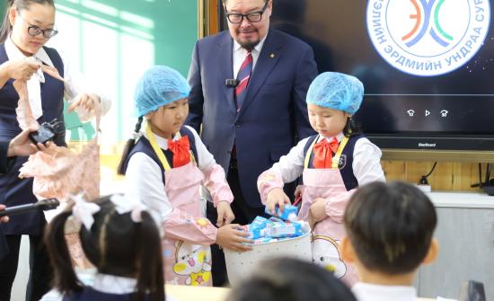 Нийслэлийн сургуулиудын 1-5 дугаар ангийнханд сүү өгөх хөтөлбөр хэрэгжиж эхлэв
