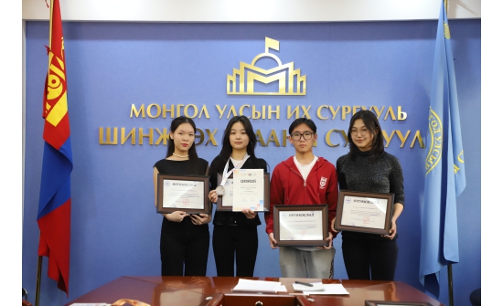 Олон улсын олимпиадаас мөнгөн медаль хүртсэн охиныг МУИС-д сурахыг урив