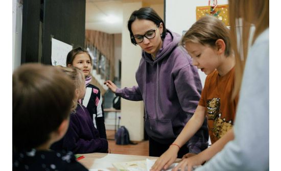 Гадаадад дүрвэсэн оросууд өөрсдөө сургууль байгуулан хүүхдээ сургаж байна