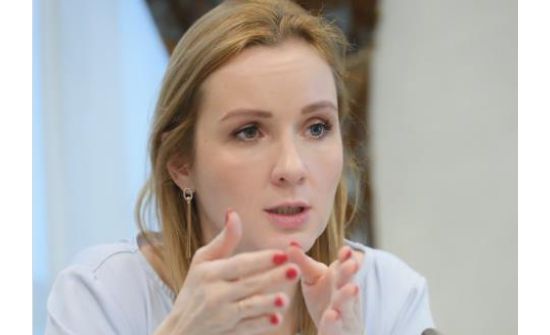 Путинтэй хамт Олон улсын эрүүгийн шүүхэд дуудагдсан эмэгтэй хэн бэ?