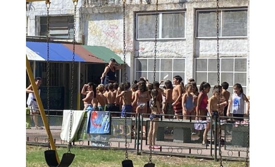 Аргентинд хэт их халсны улмаас сурагчид сургуульдаа усны хувцастай ирж байна