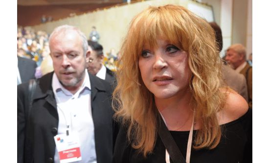 Алла Пугачева "гадаадын тагнуул"-ыг тэврэв
