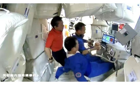 “Shenzhou-15” сансрын хөлөг дээр хүчилтөрөгч, цэвэр ус үйлдвэрлэж байна