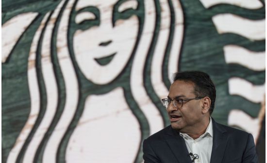 “Starbucks”-ын шинэ захирал сард нэг удаа кофешопд зөөгч хийнэ