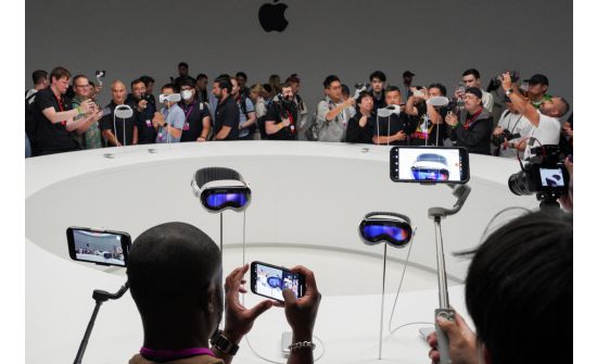 "Apple"-ийн "Vision Pro" нүдний шилийг зүүснээр виртуал болон бодит байдлыг зэрэг харах боломжтой