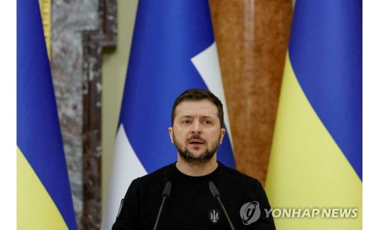 Украины ерөнхийлөгч Англи улсад айлчилж байна