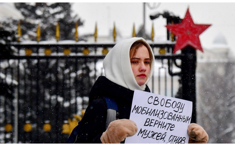 ОХУ: Эсэргүүцлийн жагсаал сурвалжилж байсан 20 орчим сэтгүүлчийг саатуулжээ