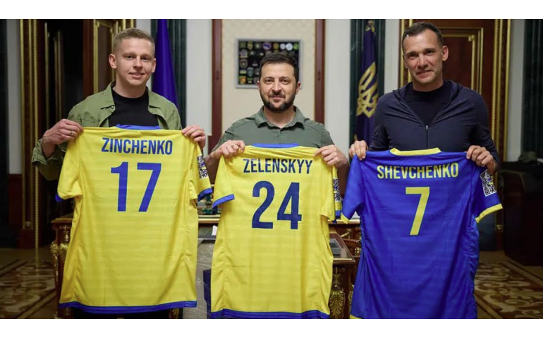 Украины хөлбөмбөгийн од Александр Зинченко дайнаас хойш эх орондоо анх удаа очив