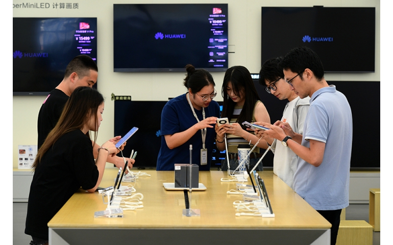 “Apple” компанитай зэрэгцэн “Huawei” шинэ загварын ухаалаг цаг танилцуулна
