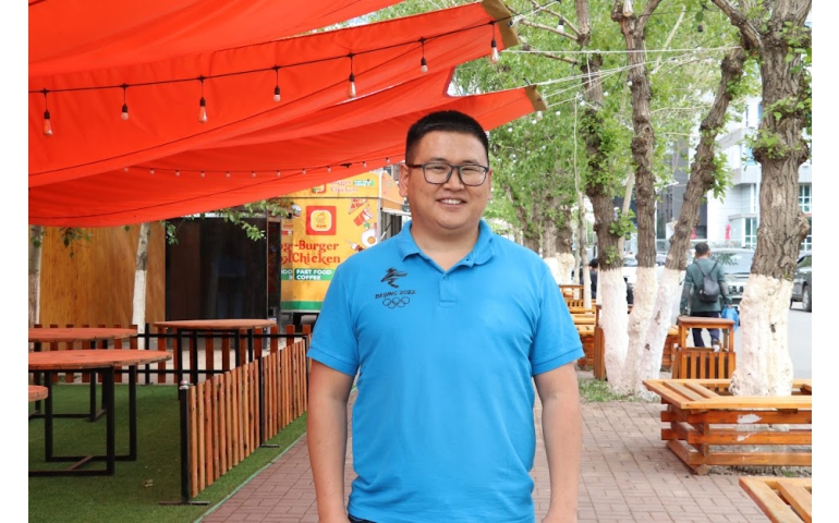 “Ийгл”-ийн Ганбаяр ном орчуулжээ