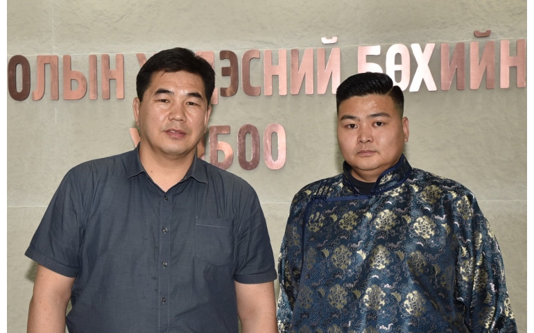 Наадамд түрүүлсэн бөхөд нүүрсний компанийн захирал 10 мянган доллар өгнө