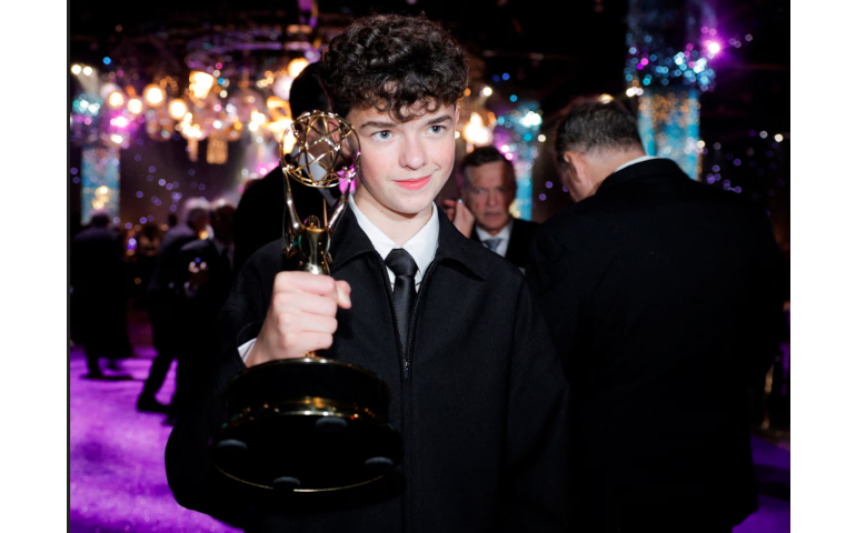 15 настай хүү "Emmy Awards" хүртсэн хамгийн залуу жүжигчин болов