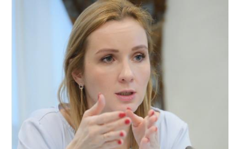 Путинтэй хамт Олон улсын эрүүгийн шүүхэд дуудагдсан эмэгтэй хэн бэ?