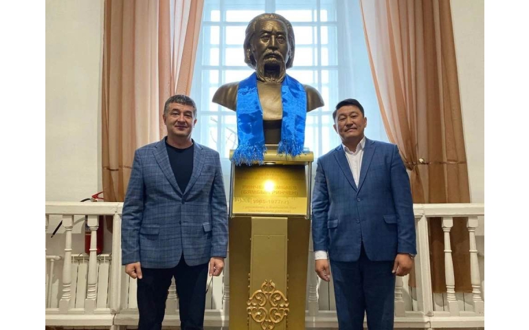ОХУ-ын Буриадад Бямбын Ринчений цээж баримлыг босгов
