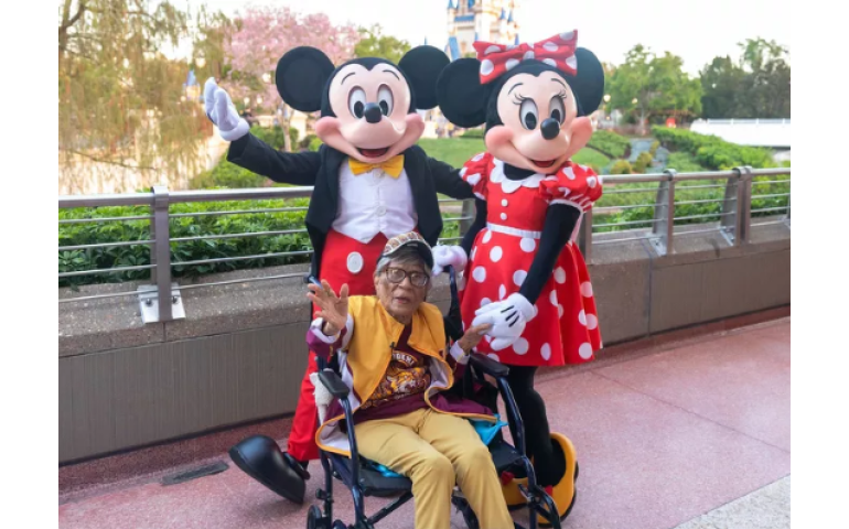 106 настай эмэгтэй төрсөн өдрөө "Диснэйлэнд”-эд тэмдэглэжээ